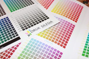 Druk cyfrowy vs. druk offsetowy – którą technologię wybrać?