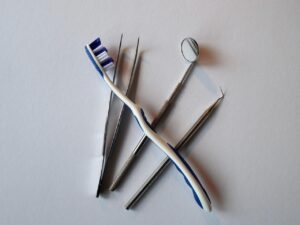 Jak skutecznie dbać o zdrowie zębów przez całe życie